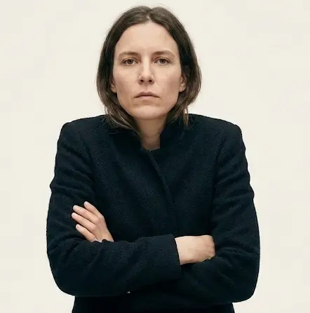 Person with crossed arms showing defensive body language